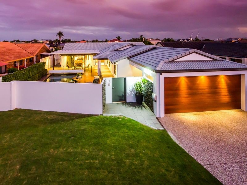 11 Smugglers Place, Runaway Bay QLD 4216