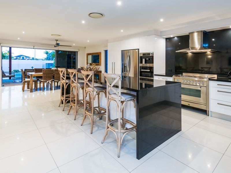 11 Smugglers Place, Runaway Bay QLD 4216