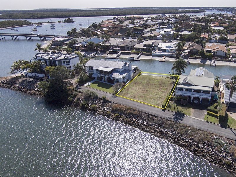 99 Tradewinds Avenue, Paradise Point QLD 4216