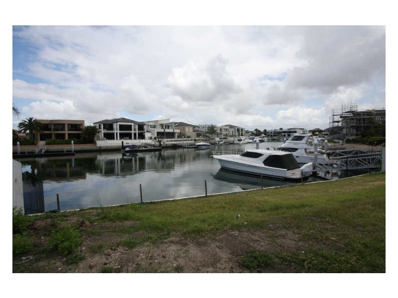 8 Regents Court, Sovereign Islands QLD 4216