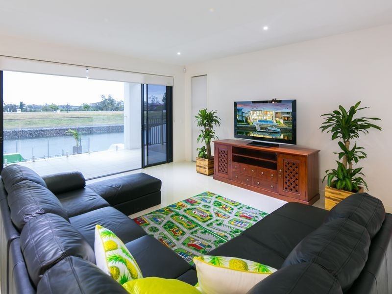 26 Harbourvue Court, Helensvale QLD 4212