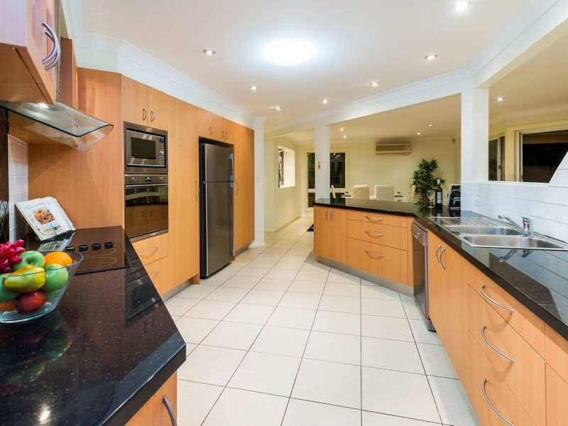 10 Sundance Way, Runaway Bay QLD 4216