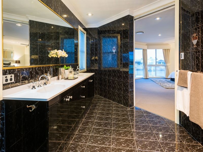 10 Sundance Way, Runaway Bay QLD 4216