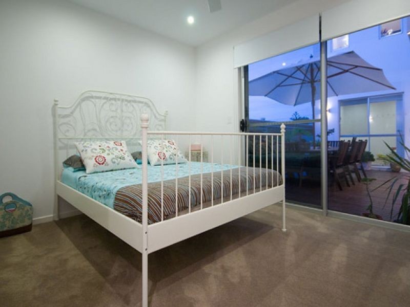 22 West Eider Avenue, Paradise Point QLD 4216