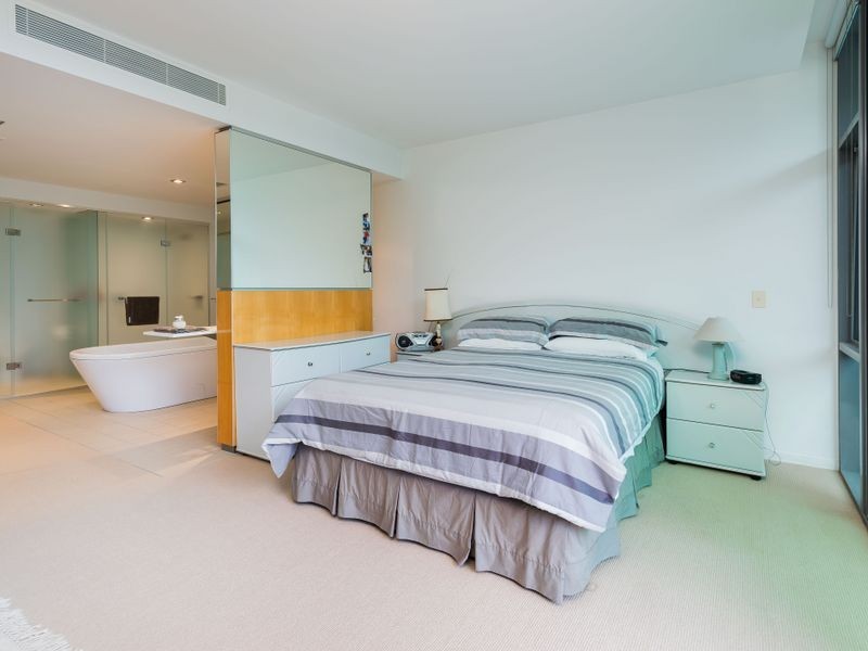 2105/2 Ephraim Island, Paradise Point QLD 4216