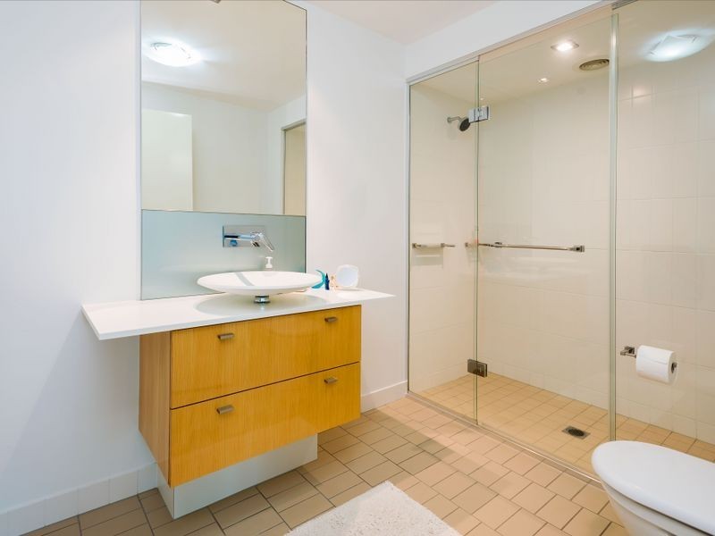 2105/2 Ephraim Island, Paradise Point QLD 4216