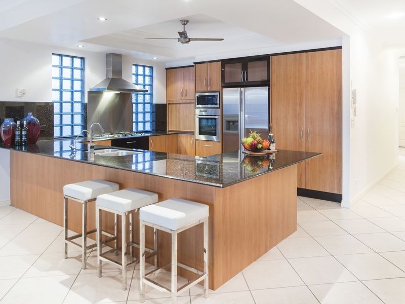 17 King Charles Drive, Sovereign Islands QLD 4216