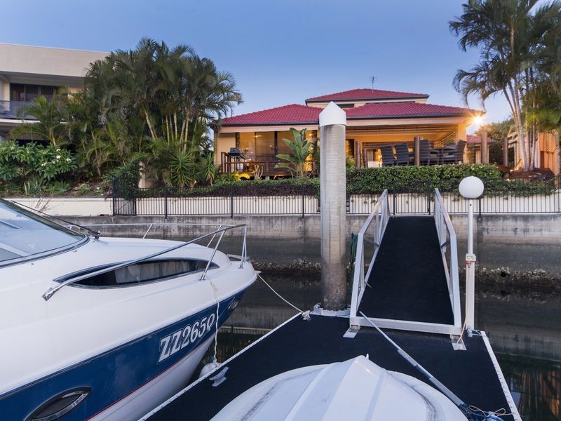 17 King Charles Drive, Sovereign Islands QLD 4216
