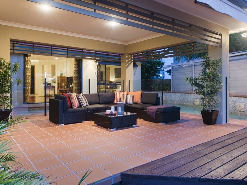 17 King Charles Drive, Sovereign Islands QLD 4216