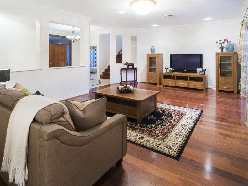 17 King Charles Drive, Sovereign Islands QLD 4216