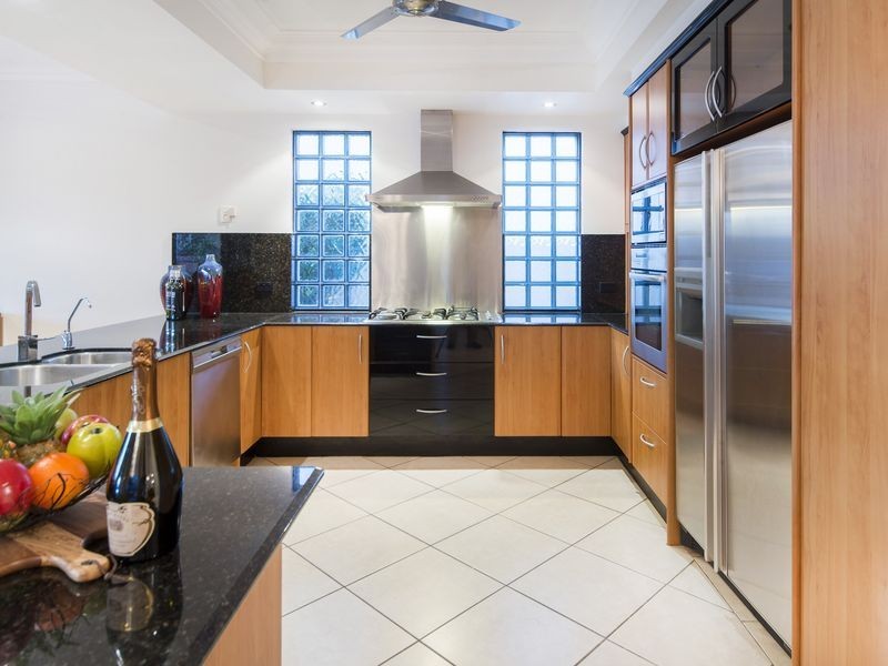 17 King Charles Drive, Sovereign Islands QLD 4216
