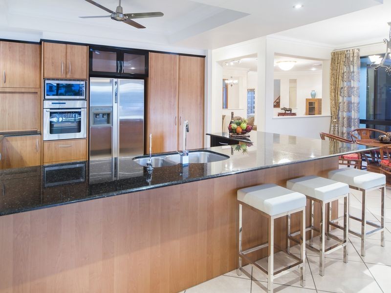 17 King Charles Drive, Sovereign Islands QLD 4216