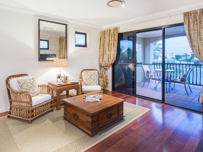17 King Charles Drive, Sovereign Islands QLD 4216