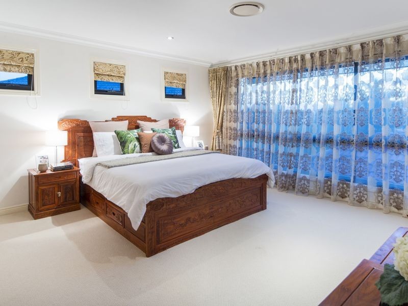 17 King Charles Drive, Sovereign Islands QLD 4216