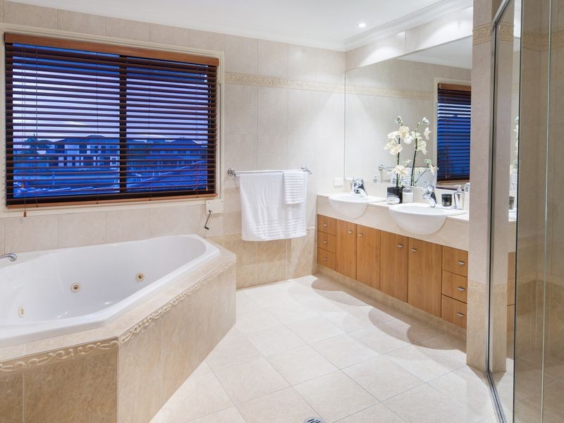 17 King Charles Drive, Sovereign Islands QLD 4216