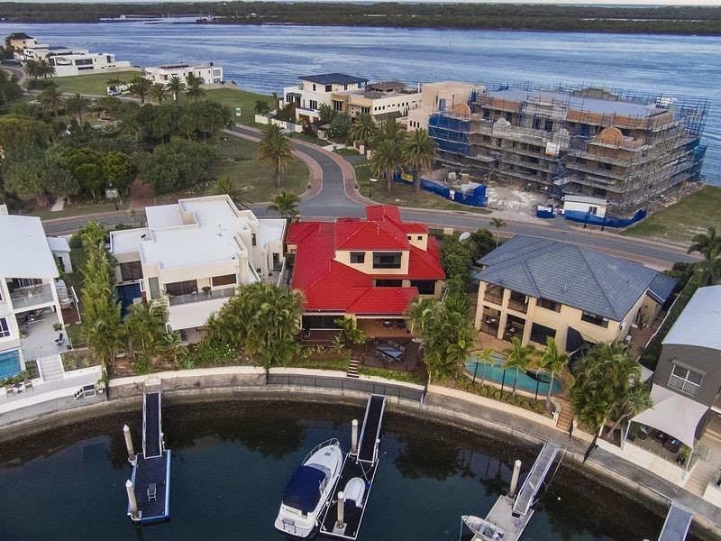 17 King Charles Drive, Sovereign Islands QLD 4216