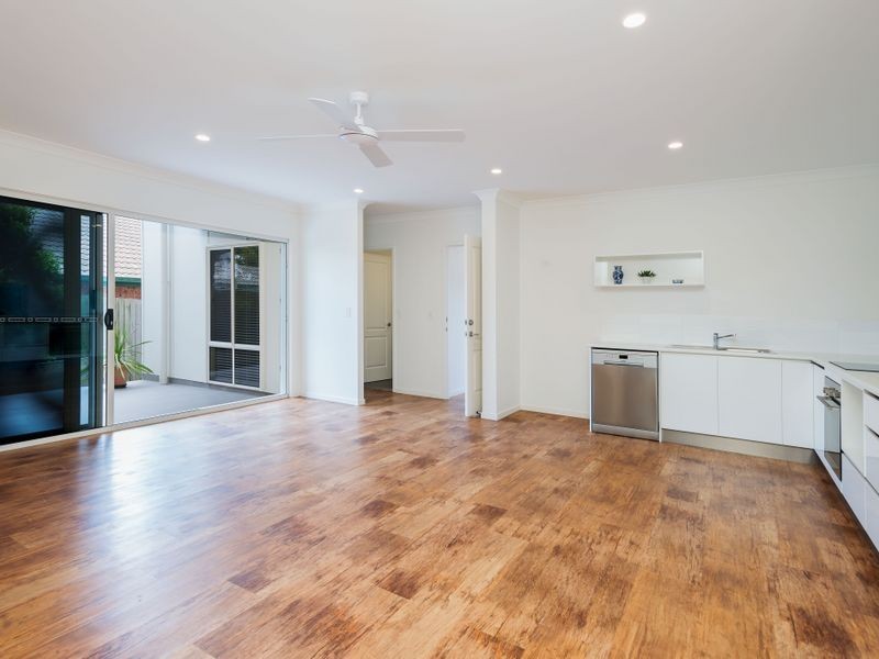 2/6 Wynflo Street, Labrador QLD 4215