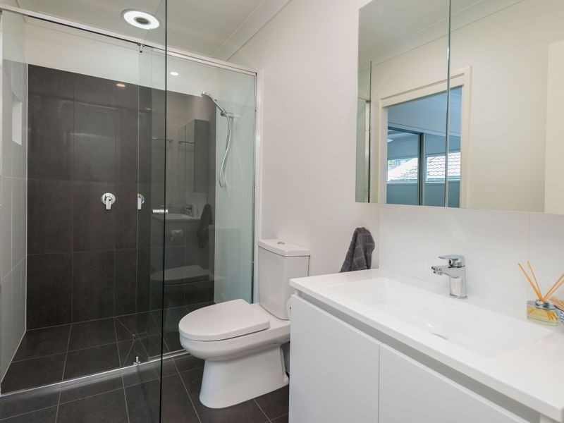 2/6 Wynflo Street, Labrador QLD 4215