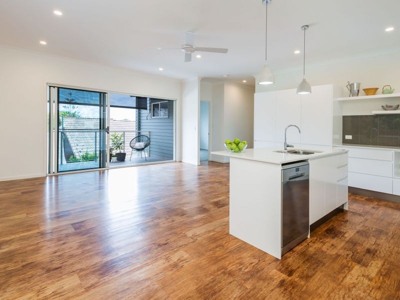 2/6 Wynflo Street, Labrador QLD 4215