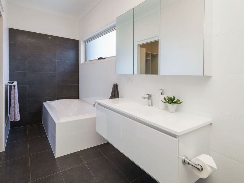 2/6 Wynflo Street, Labrador QLD 4215