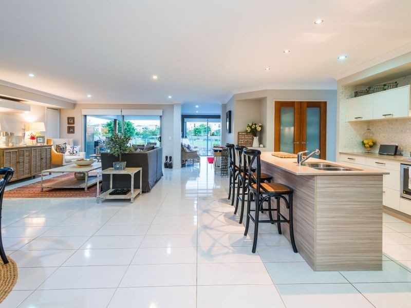 16 Mariner Avenue, Hope Island QLD 4212