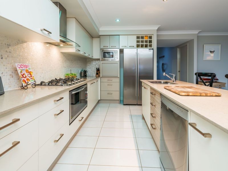 16 Mariner Avenue, Hope Island QLD 4212