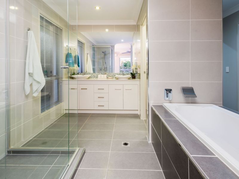 16 Mariner Avenue, Hope Island QLD 4212