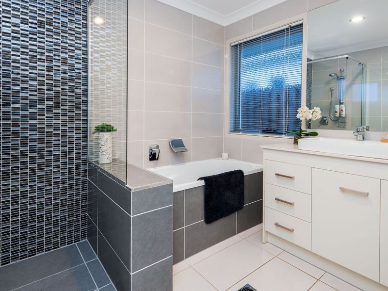 16 Mariner Avenue, Hope Island QLD 4212