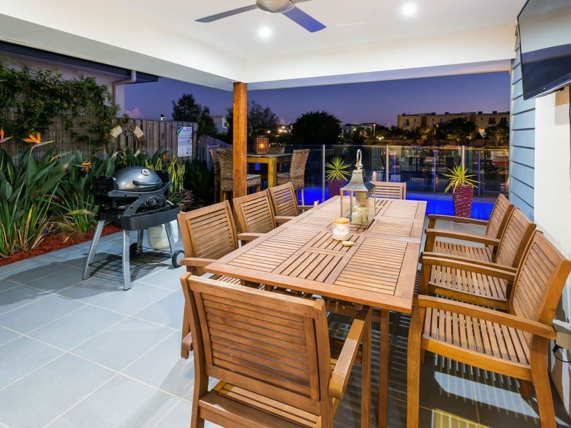 16 Mariner Avenue, Hope Island QLD 4212