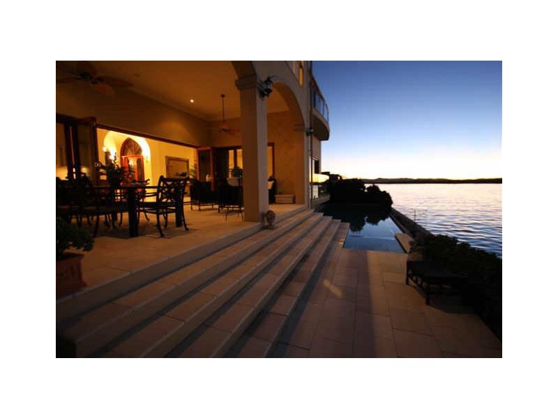 12 KNIGHTSBRIDGE PARADE EAST, Sovereign Islands QLD 4216