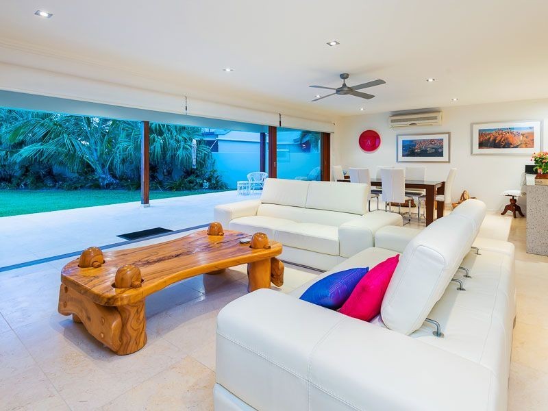 10 Namatjira Street, Paradise Point QLD 4216