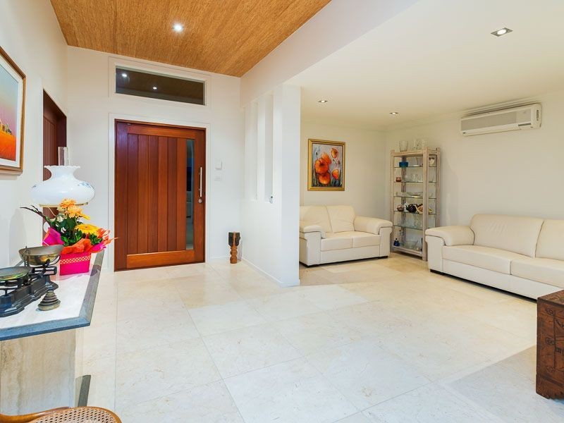10 Namatjira Street, Paradise Point QLD 4216