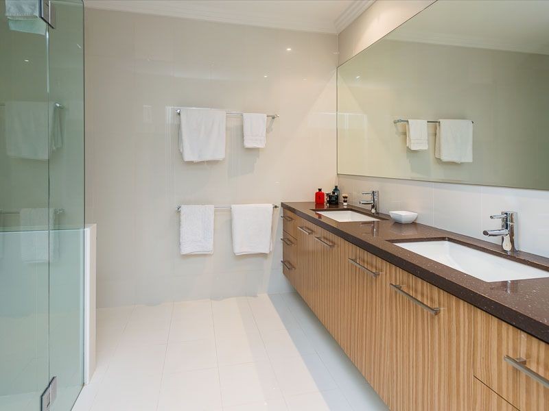 10 Namatjira Street, Paradise Point QLD 4216