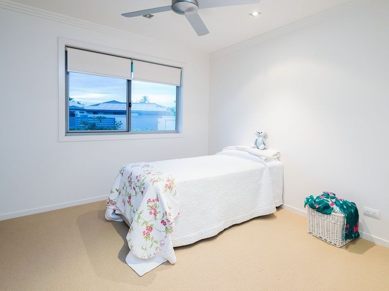 10 Namatjira Street, Paradise Point QLD 4216