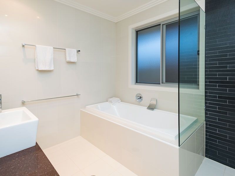 10 Namatjira Street, Paradise Point QLD 4216