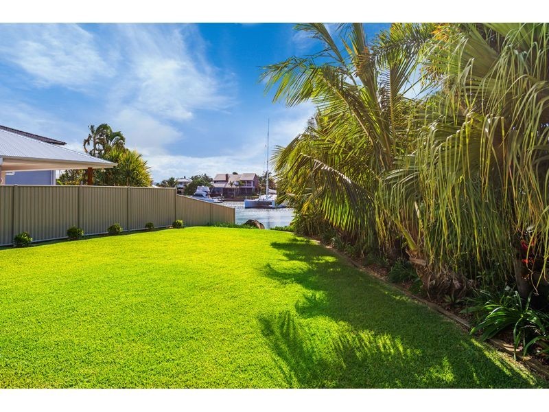 10 Namatjira Street, Paradise Point QLD 4216