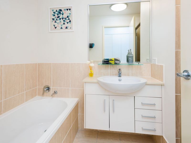 6/8-10 Victor Avenue, Paradise Point QLD 4216