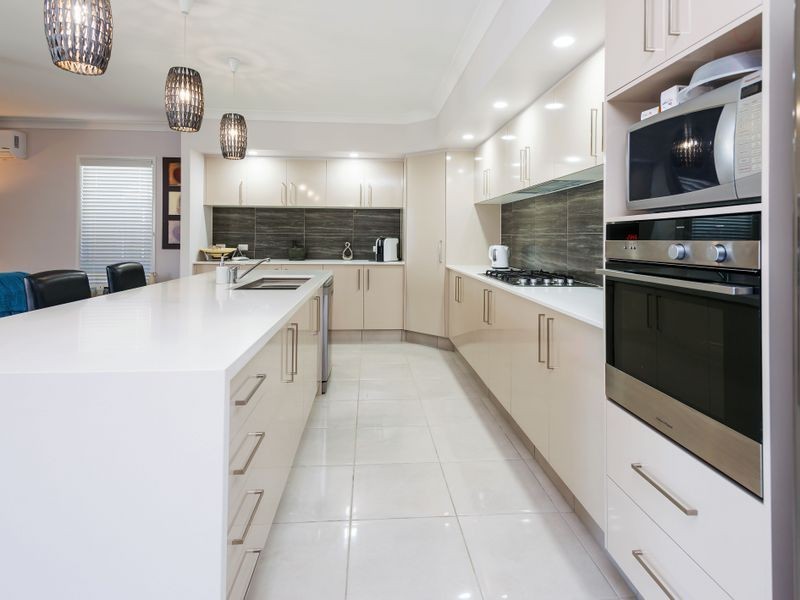 2 Keelson Crescent, Hope Island QLD 4212
