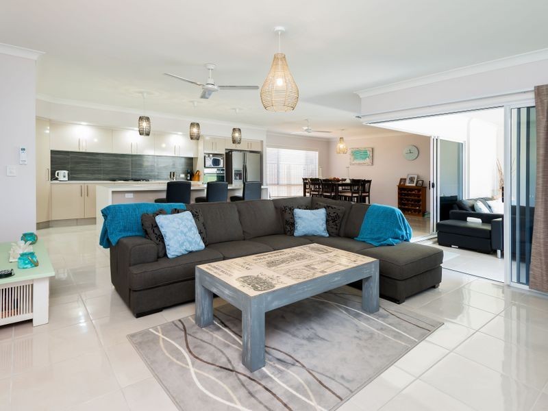 2 Keelson Crescent, Hope Island QLD 4212
