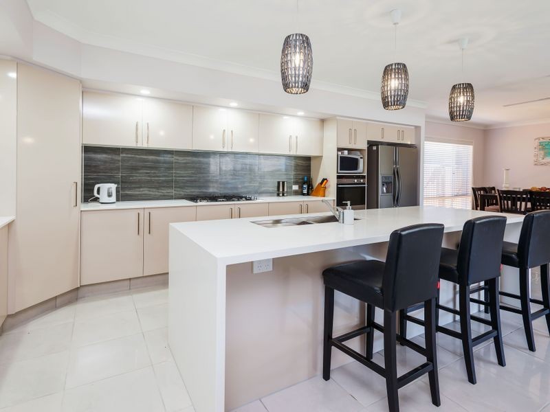 2 Keelson Crescent, Hope Island QLD 4212