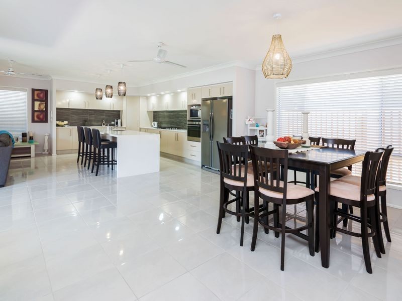 2 Keelson Crescent, Hope Island QLD 4212