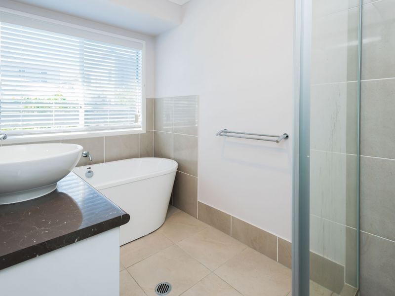 2 Keelson Crescent, Hope Island QLD 4212