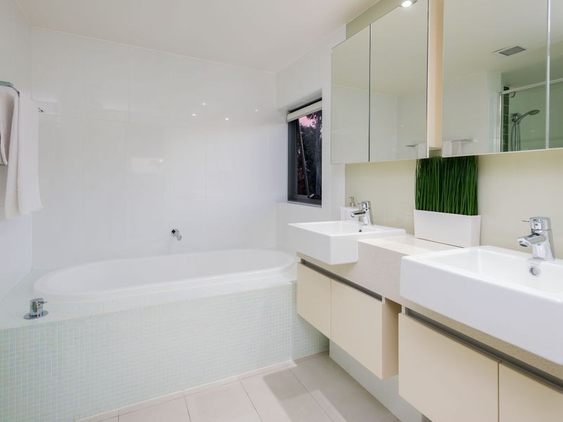 18T/20-28 Bayview Street, Runaway Bay QLD 4216