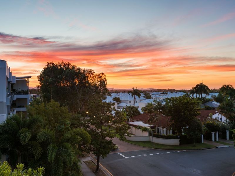 18T/20-28 Bayview Street, Runaway Bay QLD 4216