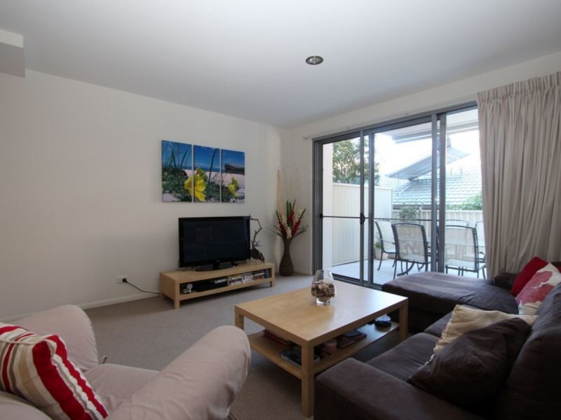 2/2/8-10 Victor Avenue, Paradise Point QLD 4216
