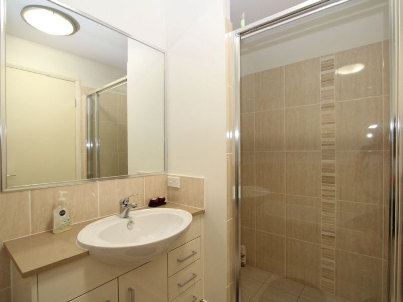 2/2/8-10 Victor Avenue, Paradise Point QLD 4216