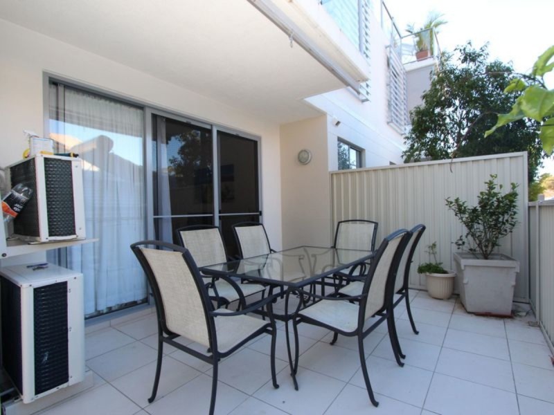 2/2/8-10 Victor Avenue, Paradise Point QLD 4216