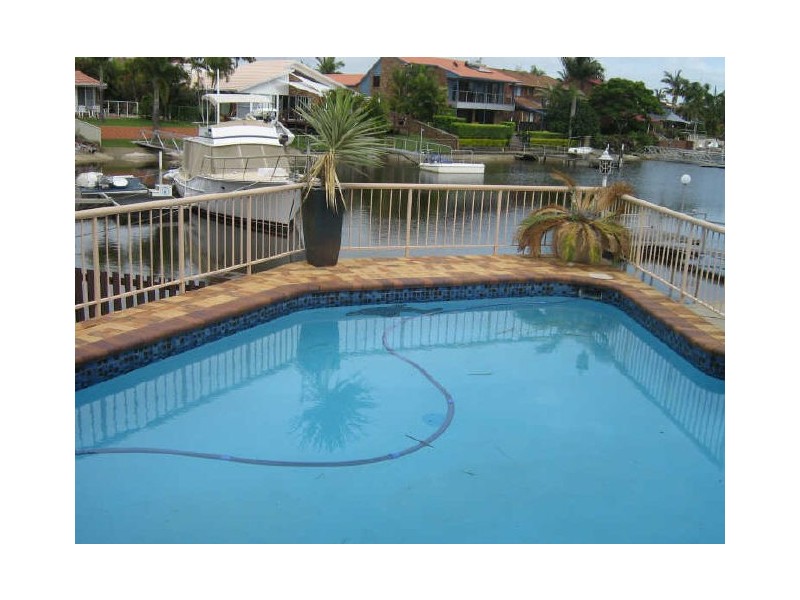 4 SEABREEZE STREET, Paradise Point QLD 4216