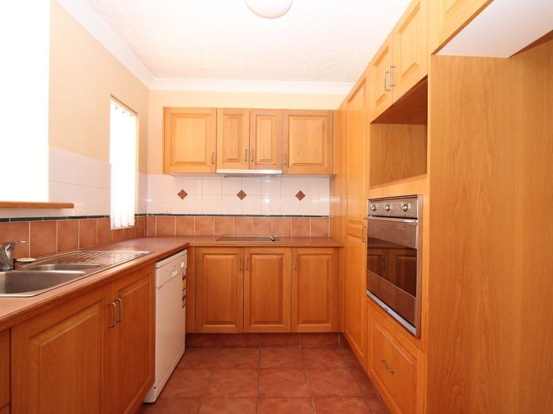 1/2 Madang Crescent, Runaway Bay QLD 4216