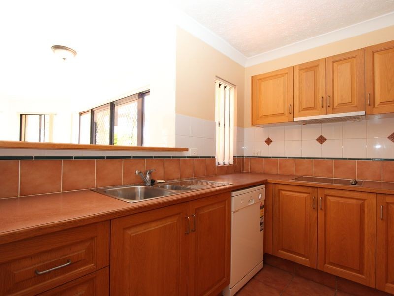 1/2 Madang Crescent, Runaway Bay QLD 4216